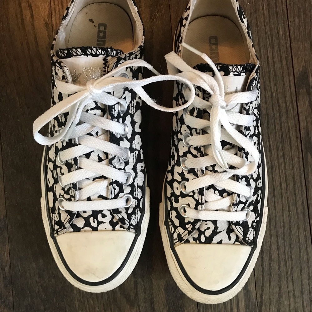 Black and white abstract print low top Converse